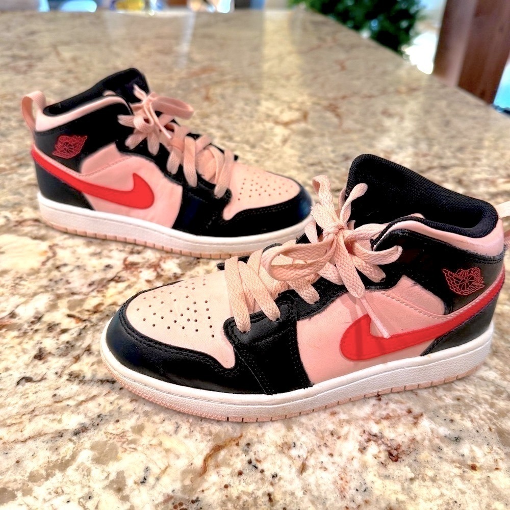 Nike Air Jordan kids Black Pink Sneakers high mid top classic Design size 2